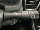【オートライト】車のセンサーが周囲の明るさを感知し、自動でヘッドライトを点灯・消灯する機能です。この機能は夕暮れ時の交通事故が多い時間帯の安全性を高めてくれます。