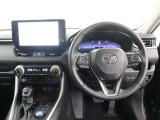 足元も広々!視界良好な運転席です