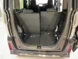 後席のシートをスライドさせると、広い荷室空間が生まれます。
