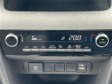 オートエアコンで車内快適♪ご希望の温度に設定すれば風向きや風量を自動で調整してくれますよ!