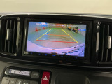 リバースギアに入れるだけで後方の表示へ切り替わります。夜間や雨の日の駐車も楽になりますよ。