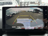 【バックモニター】後方の障害物や歩行者を確認できるバックモニター。狭い駐車場や混雑した場所でも安心して車を操作できます。