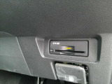 運転席から手の届く位置に ETC2.0付いております。高速道路の料金所もスムーズに通過できますよ♪