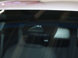 【プリクラッシュセーフティシステム】ミリ波レーダーと単眼カメラを併用したセンサーで前方の車両と昼夜歩行者・昼自転車を検知し、それに基づく統合的な制御により、事故の回避や衝突被害の軽減を支援します。
