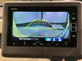 リバースギアに入れるだけで後方の表示へ切り替わります。夜間や雨の日の駐車も楽になりますよ。