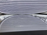 ルーフに、1cm〜5cmほどのへこみが複数ある車両となっております。