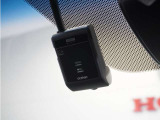 この車にはリアにもドライブレコーダーを装備しております◆映像・音声などを記録する自動車用の装置です。 もしもの事故の際の記録はもちろん、旅行の際の思い出としてドライブの映像を楽しむことができます。