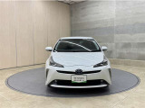 お車購入のポイントとなるフロントマスクです!シャープな目つきが印象的なデザインのヘッドランプです。