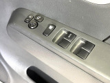【電動格納ミラー】サイドミラーは電動格納式となっており、狭い駐車場でもキズがつくリスクを抑えられます。