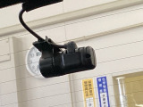 後方にもドライブレコーダーのカメラが付いています。前後両方でお車の周りを監視・記録いたします。