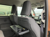 リヤシートも全車消毒済み。前に便利な【パーソナルテーブル】も装備。