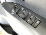 【電動格納ミラー】サイドミラーは電動格納式となっており、狭い駐車場でもキズがつくリスクを抑えられます。
