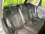 後部座席も気になるようなキズ・汚れやへたり等、大きなダメージはなく、良好な状態です。