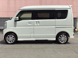 純正アルミで全体的にデザインがまとまっています。車も人も、オシャレはまずは足元からですね。