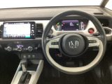 【ハンドル】運転にかかわる様々な操作を安全に行えるように視点移動が少なく操作性に配慮されたスイッチ類が凝縮されたコックピットです。