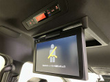 後席モニター付き!テレビやDVDの映像を表示してくれるので、長距離のドライブも後席の方が飽きることが無くなるはず!特にお子様がいるご家庭では、チャイルドシートにおとなしく座ってくれるようになるでしょう!