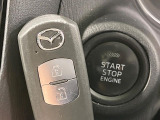 【キーレススタートシステム】カバンやポケットに入れたままでもドアの施錠・解錠が可能なスマートキーを装備。エンジンのオン・オフ時もカギを取り出す必要が無いからとっても便利です♪