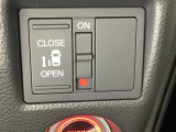 左側電動スライドドアは運転席からでも操作ができるように、ハンドル付近に開閉の操作スイッチが付いています。