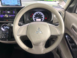 インテリアに合わせたデザインのステアリングは、運転される方のことも考え、運転しやすい形状、大きさです。是非一度、実際に触ってお確かめください。