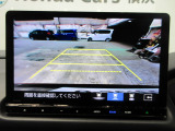 バックカメラの画像です。ガイドラインがスムースな車庫入れをサポートいたします。車庫入れの安心感がアップしますね。