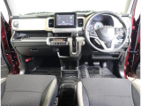 ポップなインテリアで気分が上がります♪運転席から手を伸ばした範囲に収納が多いので使いやすいです◎