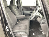 フロントシートはベンチシートです。ベンチシ―トは運転席と助手席の移動もスムーズ!狭い駐車場での乗り降りに便利です。シートの間にコンソールボックスやドリンクホルダーがないため、車内空間も広く感じます