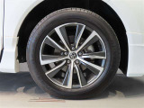 純正のアルミホイール装着車です。タイヤサイズは225/60R18です。