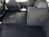 リヤシートを倒すと大きな荷物も搭載可能です。