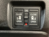 【両側パワースライドドア】両側がパワースライドドアになっており、運転席のスイッチやスマートキーでも開閉が可能です!開口部も広いので乗り降りも楽々♪