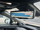 純正電子インナーミラーを装備。後部座席の同乗者などで後方が見えにくい場合でも映像表示で視界を確保。