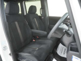 運転席のスペースはゆったりしていて、視界も広く確保されているので普段の運転からロングドライブまで快適です。