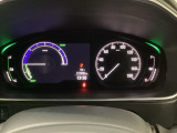 ハイブリット車専用のメーターです。右側の大型スピードメーターに加え、ステアリングスイッチを使って左のサブデスプレイで燃費や動力伝達などの情報が見れるようになっています。
