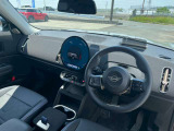MINIの内装はとにかく『円』に拘ったデザインコンセプトが一目で伝わってきます。これほど円形に拘った車は他に御座いません。伝統のデザイン、トグルスイッチなど遊び心のある内装です。