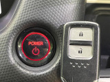 【Hondaスマートキー】カバンやポケットに入れたままでもドアの施錠・解錠が可能なスマートキーを装備。エンジンのオン・オフ時もカギを取り出す必要が無いからとっても便利です♪
