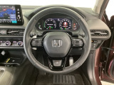 【ハンドル】運転にかかわる様々な操作を安全に行えるように視点移動が少なく操作性に配慮されたスイッチ類が凝縮されたコックピットです。