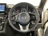 【ハンドル】運転にかかわる様々な操作を安全に行えるように視点移動が少なく操作性に配慮されたスイッチ類が凝縮されたコックピットです。
