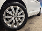 ●純正17インチアルミホイール:輸入車ならではの卓越した走りを支えるホイールと足回りです!日本車の走りに慣れている方にもぜひ体感して頂きたいほど、高いレベルでまとまっています!