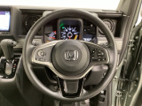ハンドルにHondaセンシング系のクルーズコントロールやレーンキープアシストなどのスイッチと、オーディオの操作スイッチが装備されています。ハンドルから手を離さず安全に操作できます。