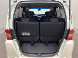 開口部も広く荷物の積み下ろしもしやすいお車となっております。3列目シートは5:5の割合で背もたれを倒しシートの跳ね上げができます。