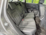 後部座席も気になるようなキズ・汚れやへたり等、大きなダメージはなく、良好な状態です。