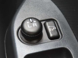 日本の駐車場は幅が広くないところが多くて、乗り降りが大変だったりしますよね。電動ミラーがあれば、室内でミラーをたためるので、駐車するときも便利ですね。