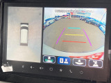 【360度カメラ】全方位モニターを装備し、車両の周囲を上空から見下ろすように映像で確認可能。駐車や狭い道での操作をサポートし、安全性を高めます。