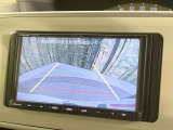 【バックカメラ】駐車時に後方がリアルタイム映像で確認できます。大型商業施設や立体駐車場での駐車時や、夜間のバック時に大活躍!運転スキルに関わらず、今や必須となった装備のひとつです!