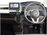 シックな色使いの運転席周りですね。すっきりとしたデザインで上品な色使いです。居心地の良い運転席長く座ってられるリラックスできるデザインがいいですね。