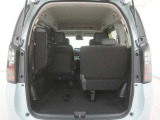 3列目シートは左右独立で収納することができます。5人乗車状態でより多くの荷物を積むことができます。