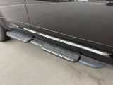 【フィックスドサイドステップ:DOP価格 229,900円】マスト装備といっても過言ではないサイドステップ。車高が高いお車だからこそ女性の方でも乗り降りがしやすい仕様に!