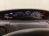 スピードメーターとタコメーターを大きく配した見やすいメーター部になっています。左側のインフォメーション画面でオドメーターや燃費などの情報を確認できます。