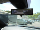 スマートミラーです。後席に人がいたり荷物が山積みでも大丈夫。後の視界はカメラの映像で見れますよ。