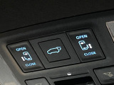 【パワーバックドア】スマートキーや運転席のボタンを押すだけでリアゲートが自動で開閉します!荷物を持っている時や、高い位置にあるバックドアを閉める際に便利な機能です♪