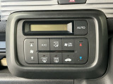 オートエアコン付きです!お好みの温度をセットするだけでエアコンの風量などを自動でコントロール。快適な車内でお過ごしいただけます。